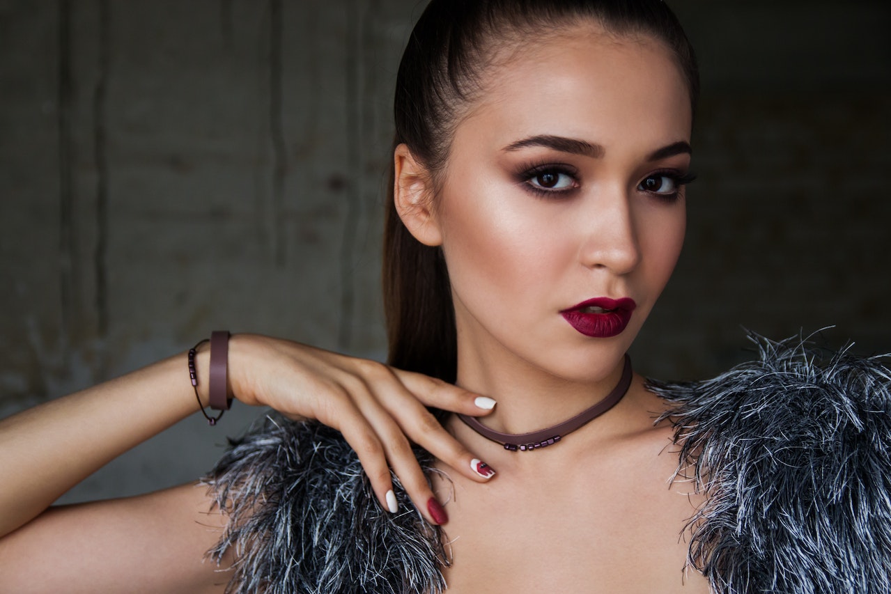 The Ultimate Guide to Achieving Shimmering Cheekbones: A Step-by-Step Makeup Tutorial